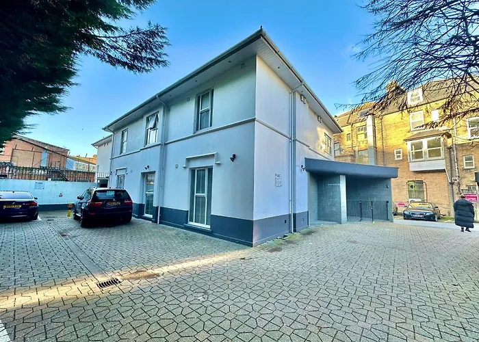 Sleek Urban Getaway - Parking Space - New Large Sofa Bed - Fast Wifi - 10 Minutes Walk To The Beach!